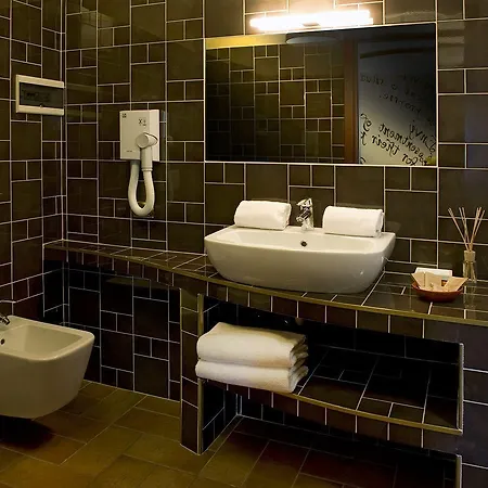 7 Vizi Hotel Cola (Verona)